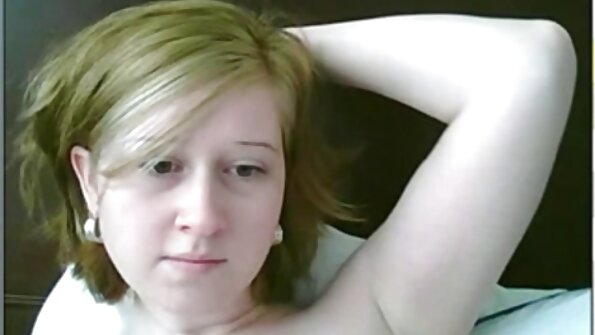 ブルネットのベイビーアンエンジェルはベッドの上で自分自身に触れます 無料 動画 女性 専用