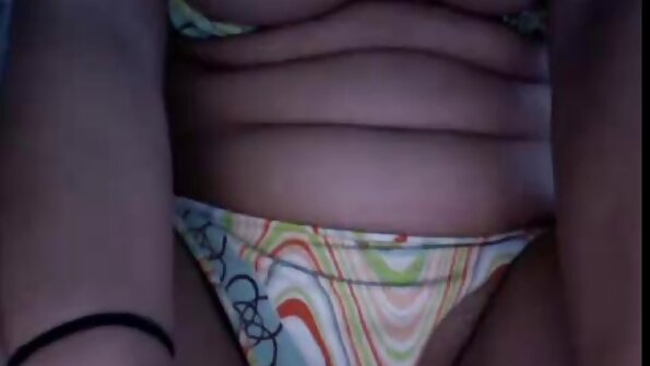 巨乳ブルネットの女の子は彼女の服を脱いで自分で遊ぶ 女性 用 アダルト 無料 動画
